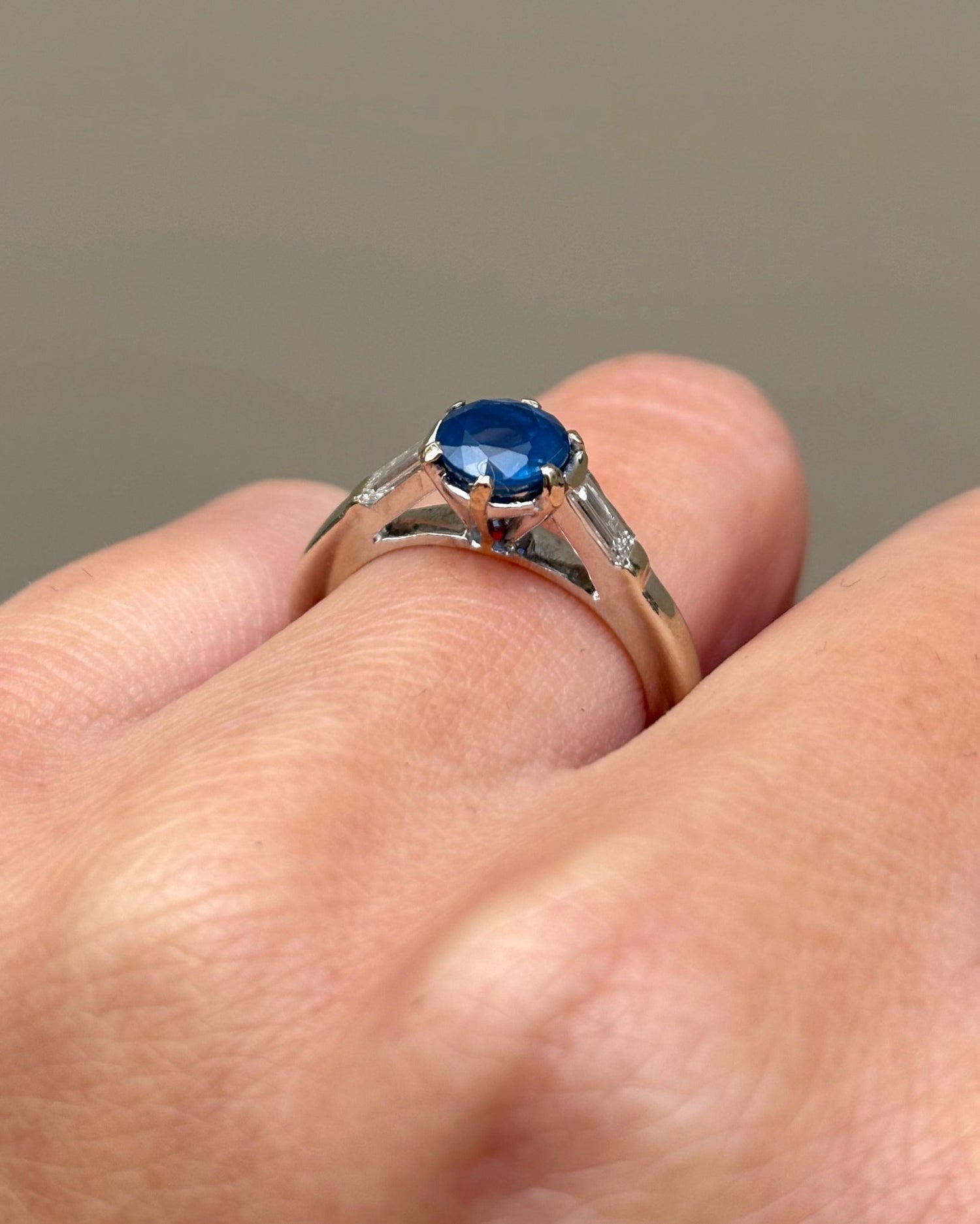 Bague Trilogie Saphir 1 carat &amp; Diamants 0.20 carat &quot;Paola&quot; - Elliade Paris