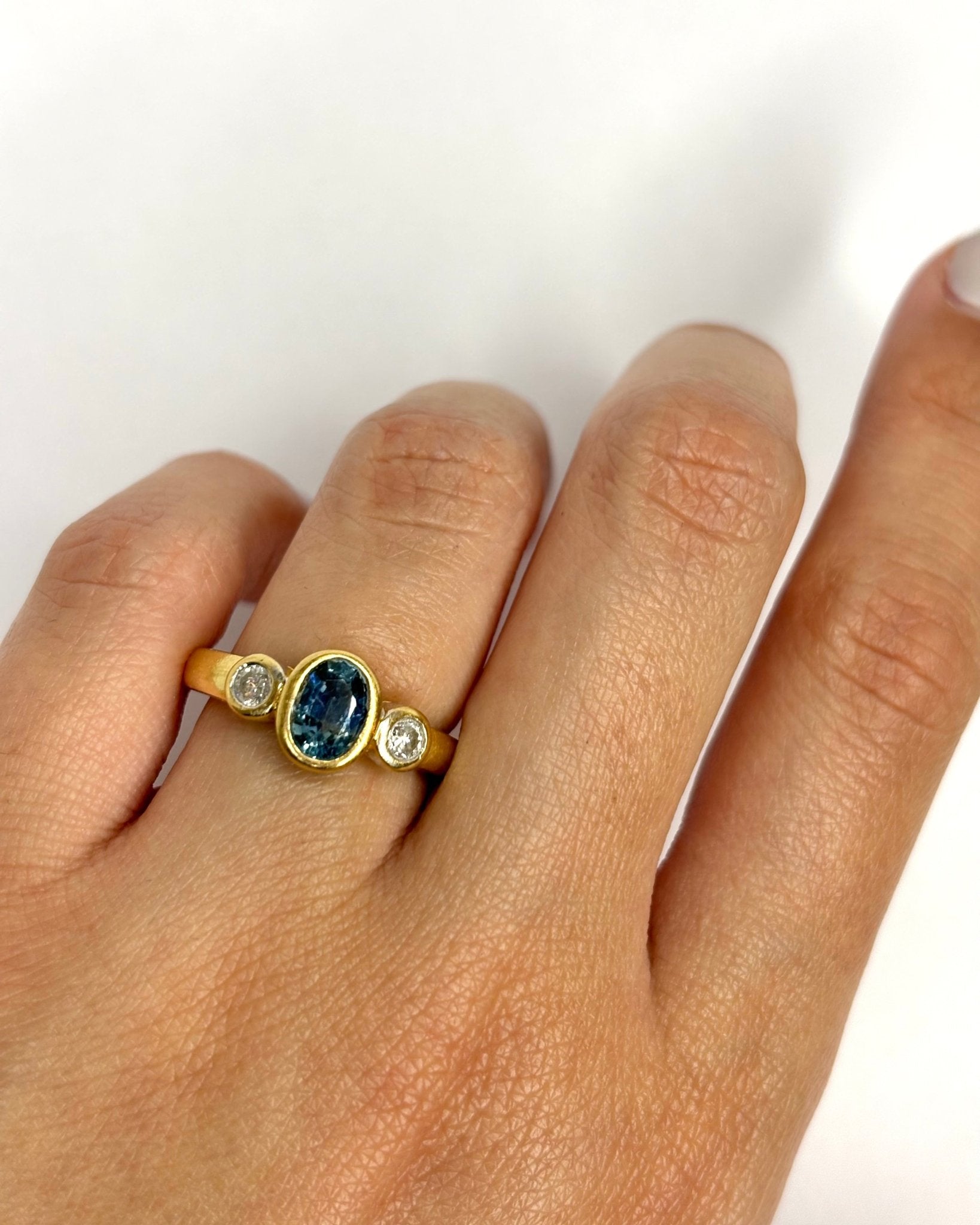 Bague Trilogie Saphir 1 carat &amp; Diamants 0.20 carat "Soline" - Elliade Paris
