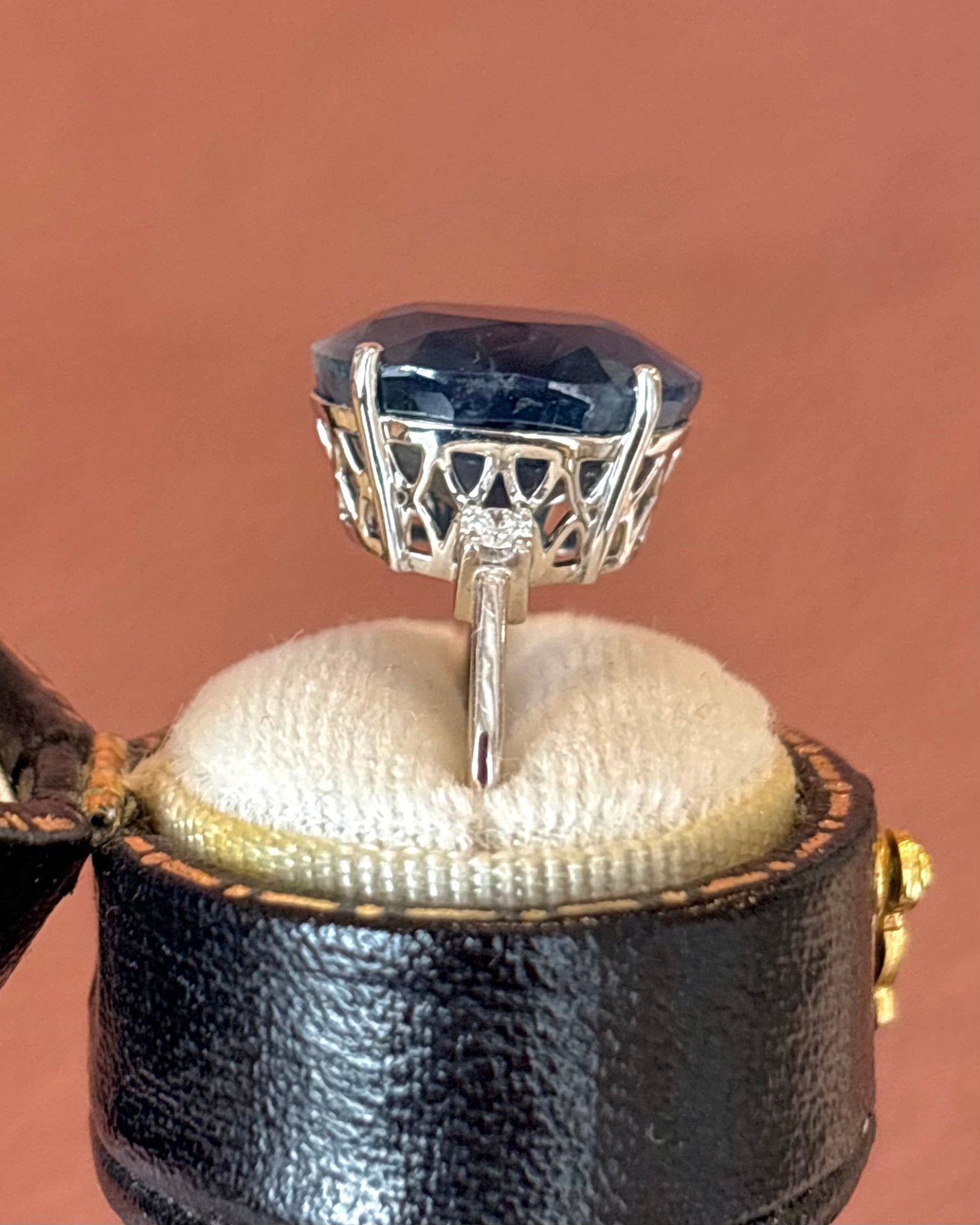 Bague Trilogie Saphir 10.40 carat &amp; Diamants "Mila" - Elliade Paris
