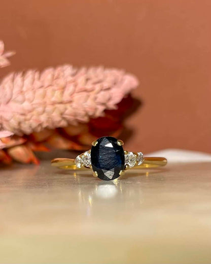 Bague Trilogie Saphir 1.05 carat &amp; 4 Diamants &quot;Mariane&quot; - Elliade Paris