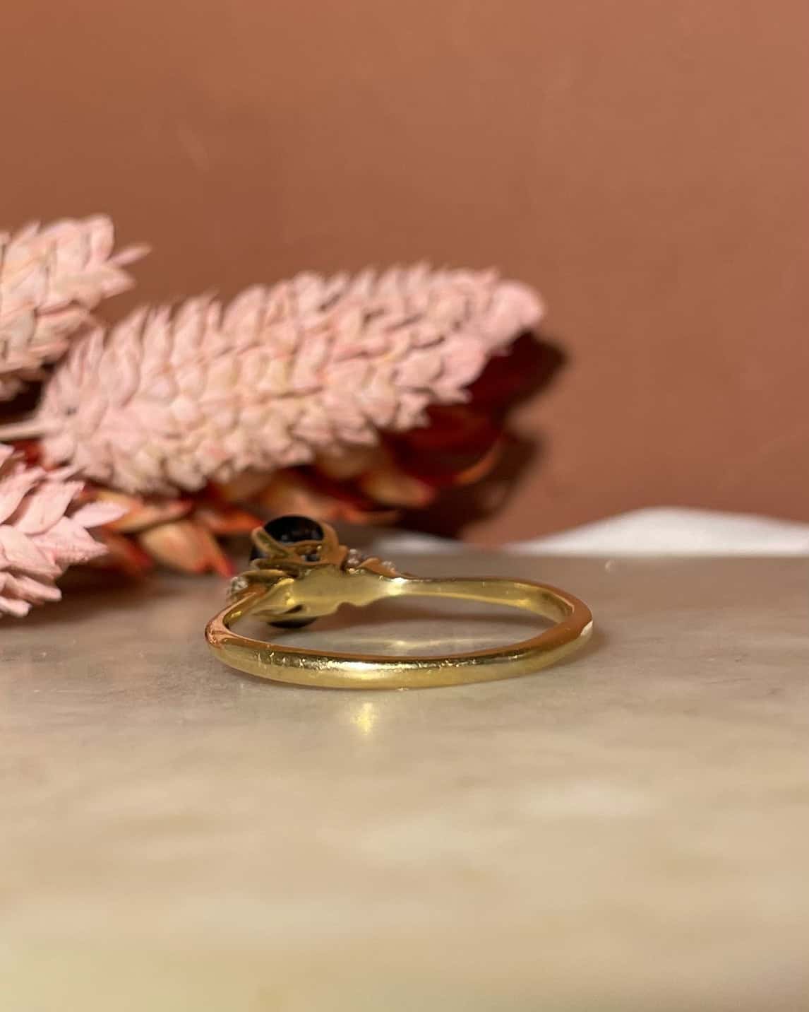 Bague Trilogie Saphir 1.05 carat &amp; 4 Diamants "Mariane" - Elliade Paris