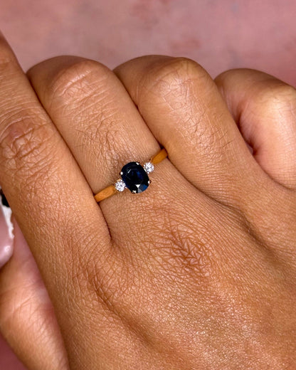Bague Trilogie Saphir 1.06 carat &amp; Diamants "Alice" - Elliade Paris