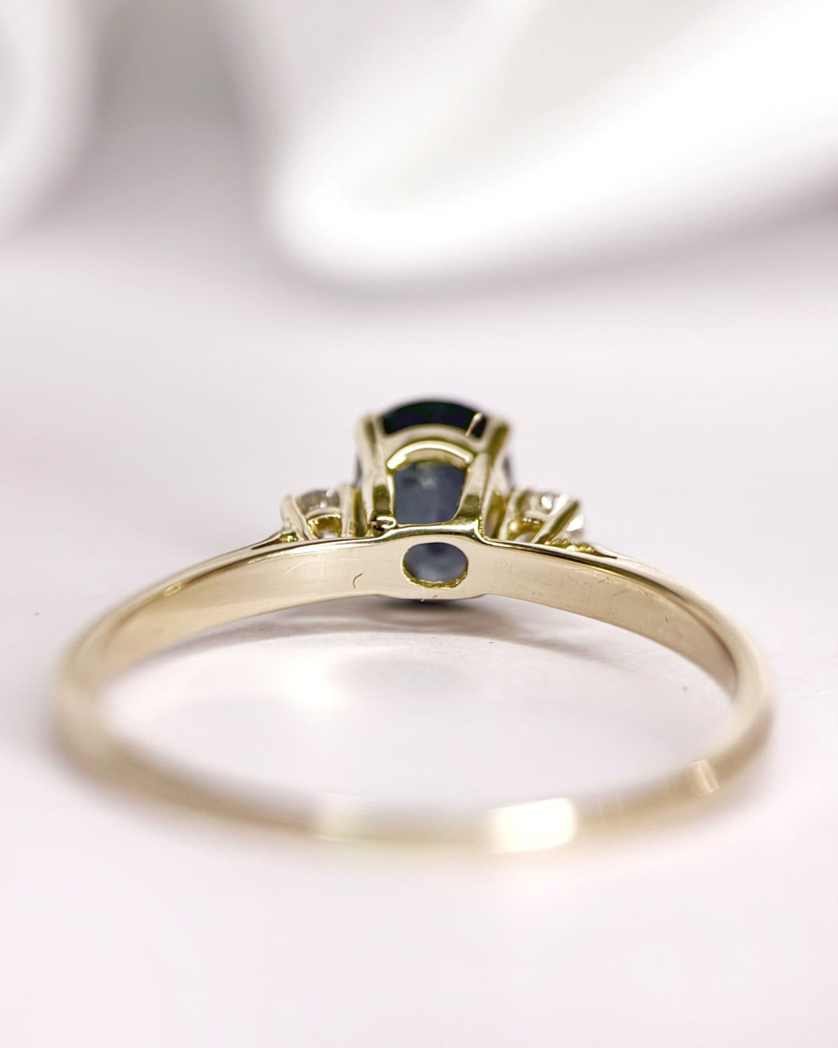 Bague Trilogie Saphir 1.06 carat &amp; Diamants "Alice" - Elliade Paris
