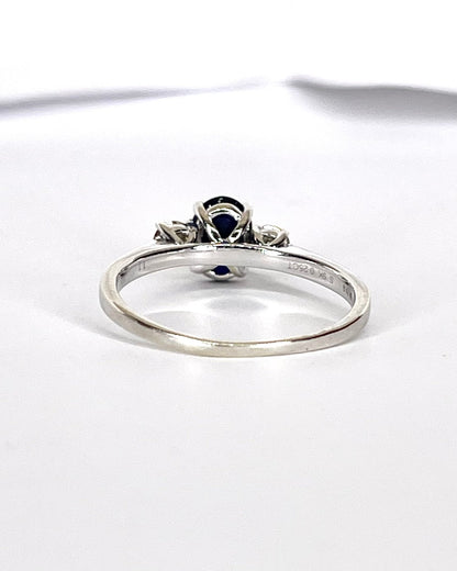 Bague Trilogie Saphir 1.10 carat &amp; Diamants 0.24 carat "Bonnie" - Elliade Paris