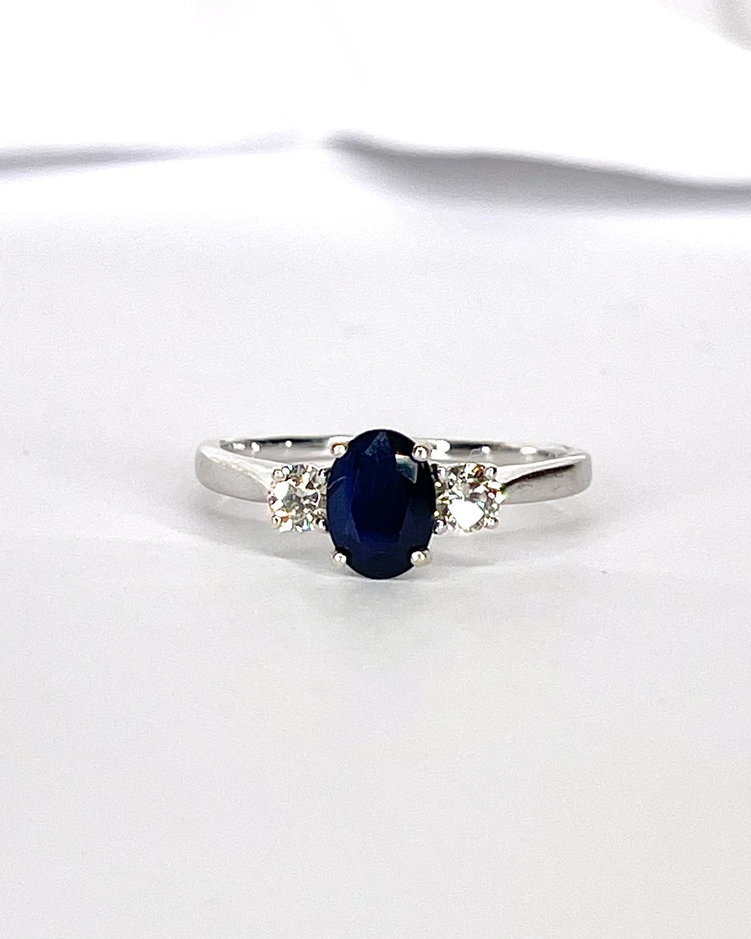 Bague Trilogie Saphir 1.10 carat &amp; Diamants 0.24 carat "Bonnie" - Elliade Paris