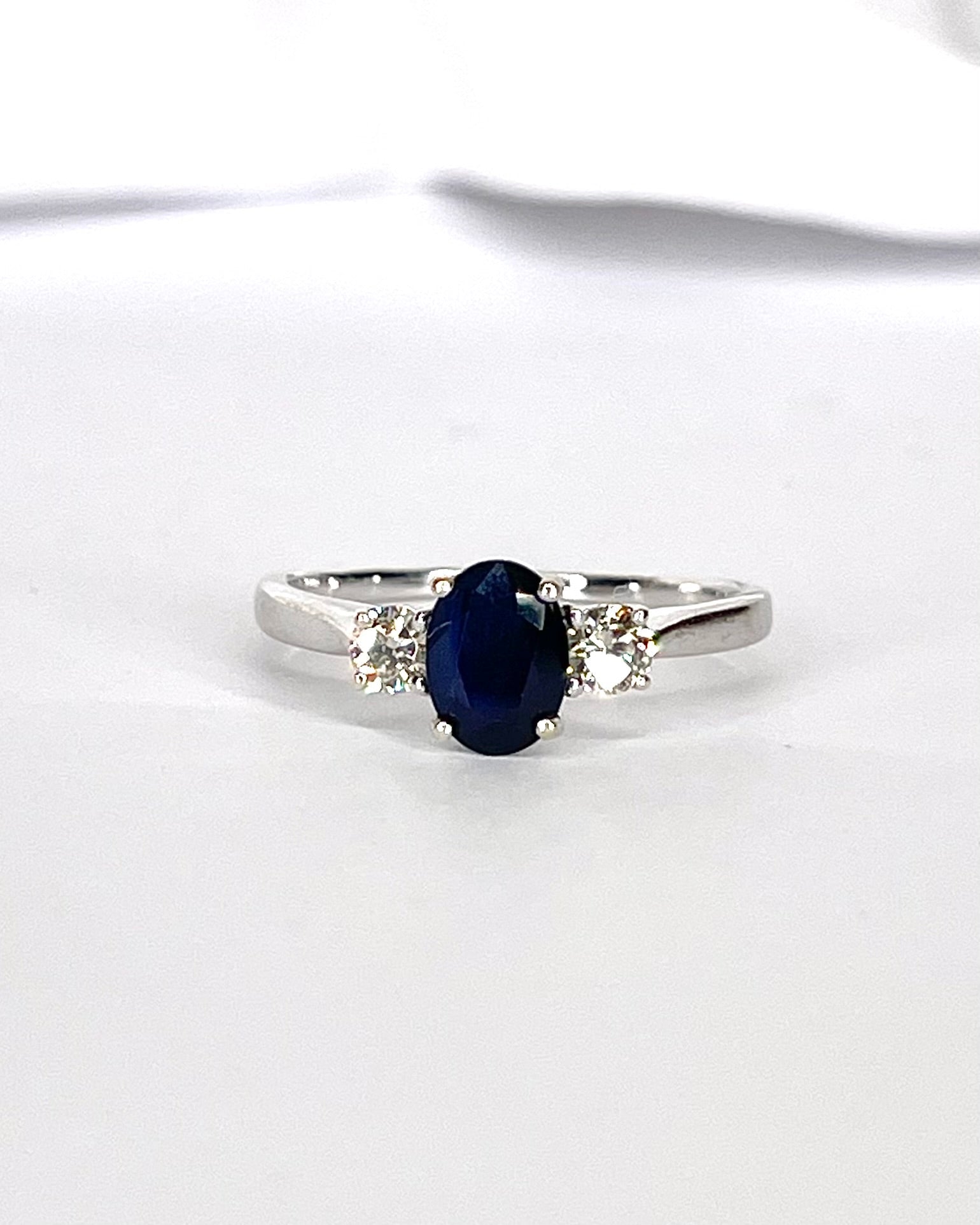 Bague Trilogie Saphir 1.10 carat &amp; Diamants 0.24 carat "Bonnie" - Elliade Paris
