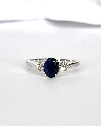 Bague Trilogie Saphir 1.10 carat &amp; Diamants 0.24 carat "Bonnie" - Elliade Paris