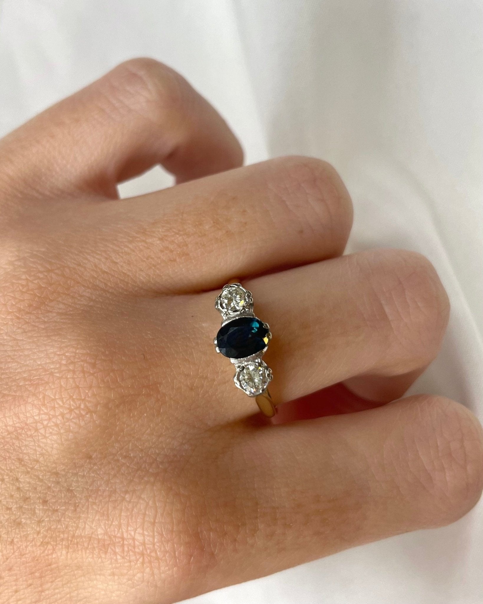 Bague Trilogie Saphir 1.10 carat &amp; Diamants 0.30 carat "Oriana" - Elliade Paris