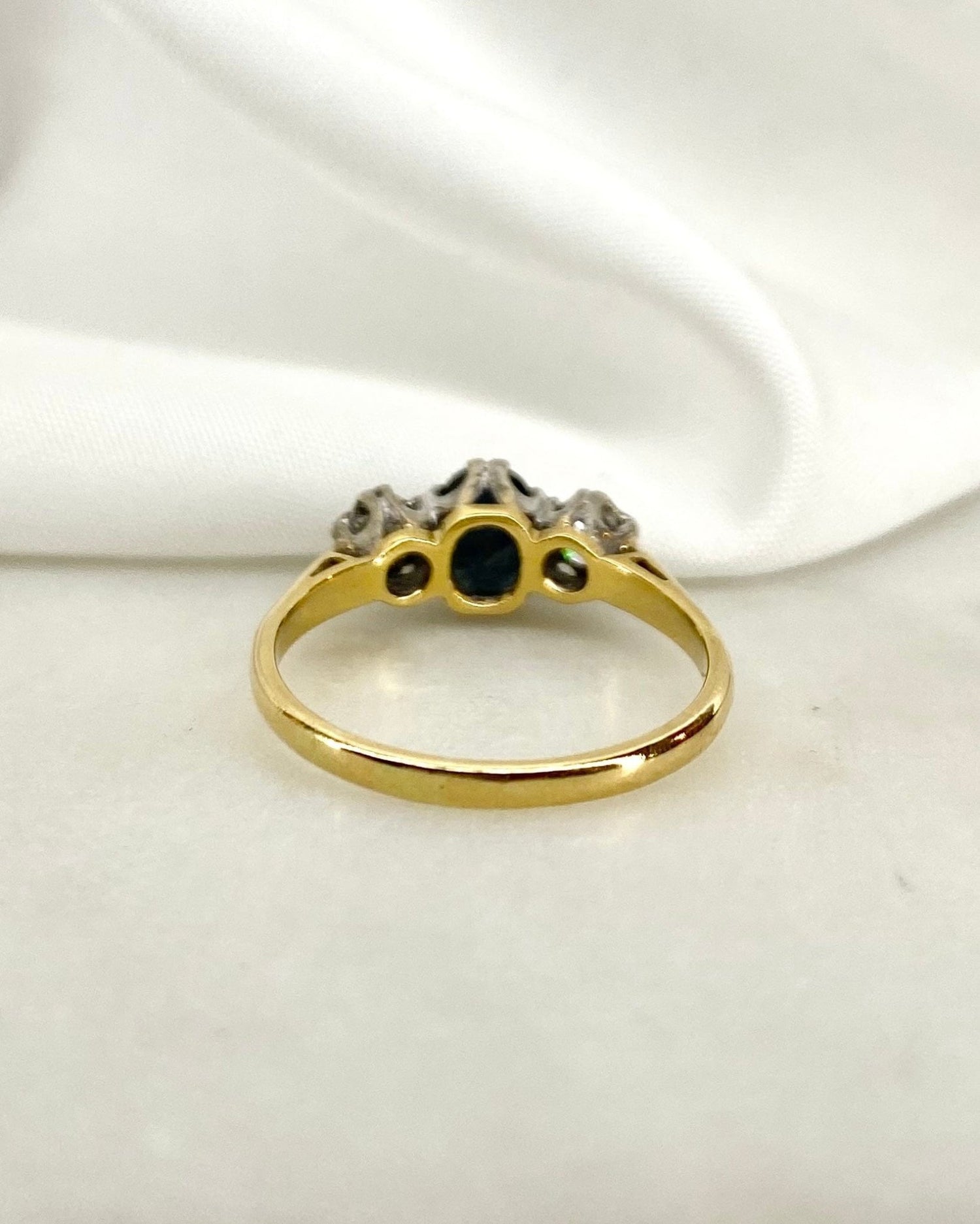 Bague Trilogie Saphir 1.10 carat &amp; Diamants 0.30 carat &quot;Oriana&quot; - Elliade Paris