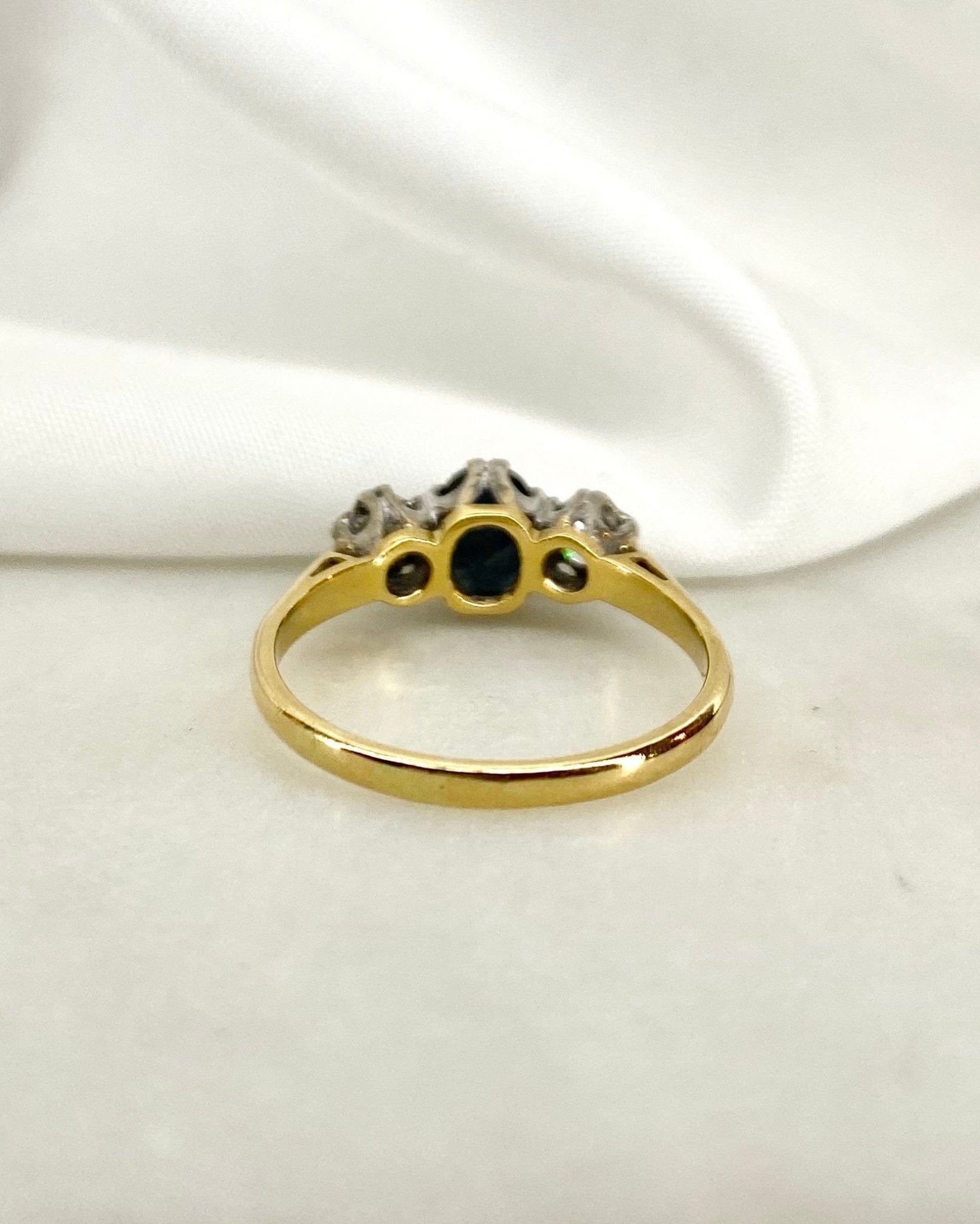 Bague Trilogie Saphir 1.10 carat &amp; Diamants 0.30 carat "Oriana" - Elliade Paris