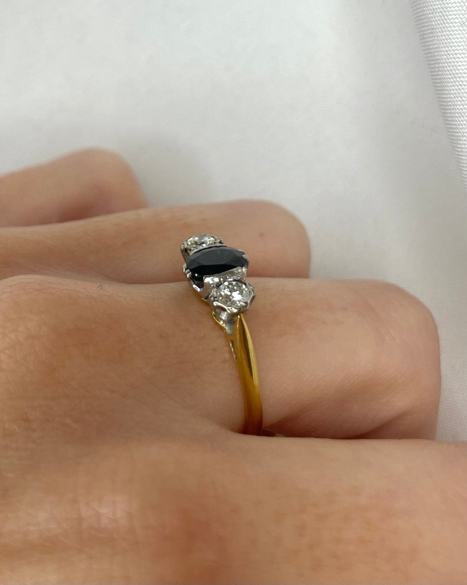 Bague Trilogie Saphir 1.10 carat &amp; Diamants 0.30 carat "Oriana" - Elliade Paris