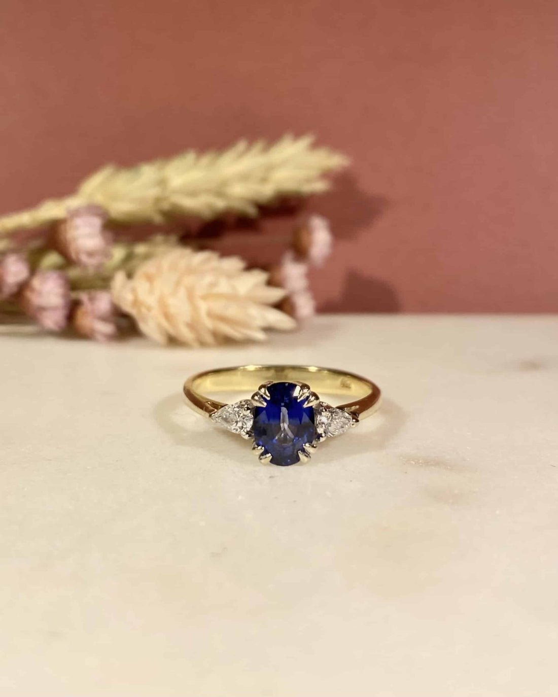 Bague Trilogie Saphir 1.10 carat &amp; Diamants &quot;Symphony&quot; - Elliade Paris