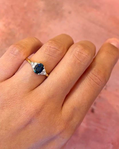 Bague Trilogie Saphir 1.13 carat &amp; Diamants "Julianne" - Elliade Paris
