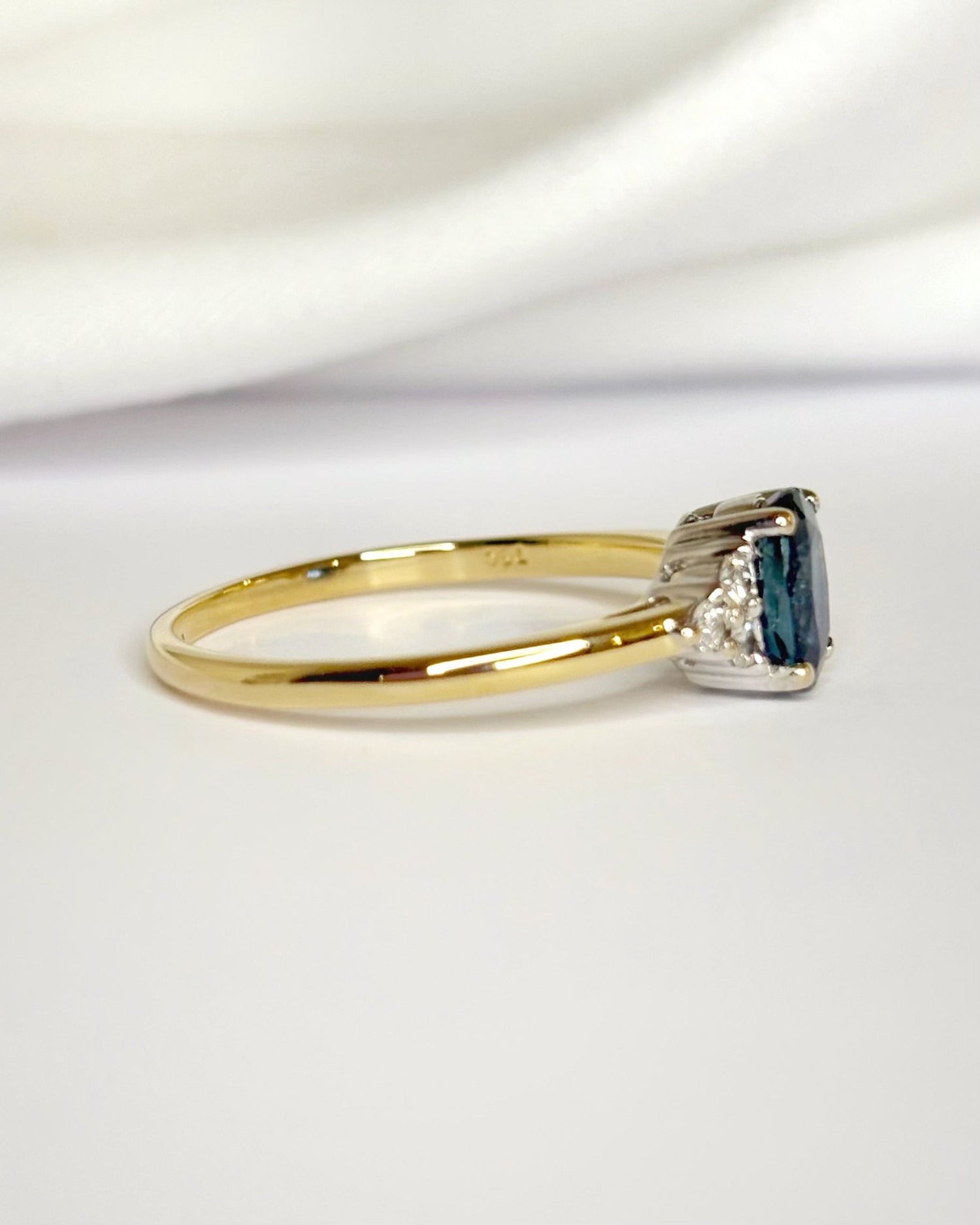 Bague Trilogie Saphir 1.13 carat &amp; Diamants "Julianne" - Elliade Paris