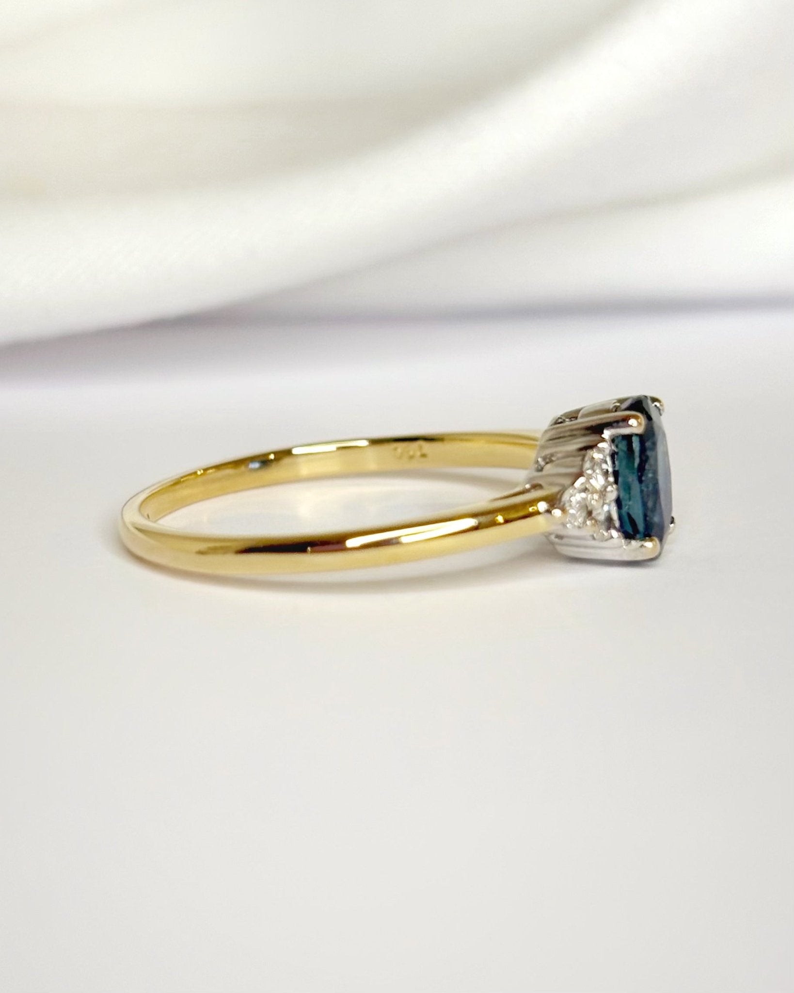 Bague Trilogie Saphir 1.13 carat &amp; Diamants "Julianne" - Elliade Paris