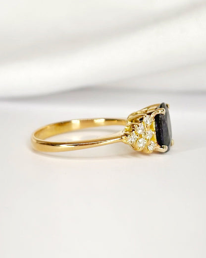 Bague Trilogie Saphir 1.15 carat &amp; Diamants 0.24 carat "Mona" - Elliade Paris