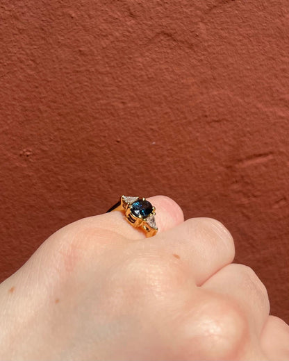 Bague Trilogie Saphir 1.15 Carat &amp; Diamants &quot;Navie&quot; - Elliade Paris