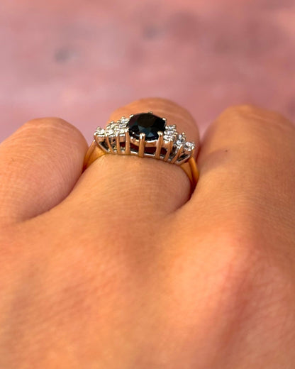Bague Trilogie Saphir 1.17 carat &amp; Diamants "Nessrine" - Elliade Paris