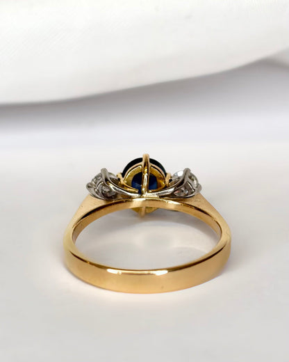Bague Trilogie Saphir 1.20 carat &amp; Diamants 0.30 carat "Roxane" - Elliade Paris