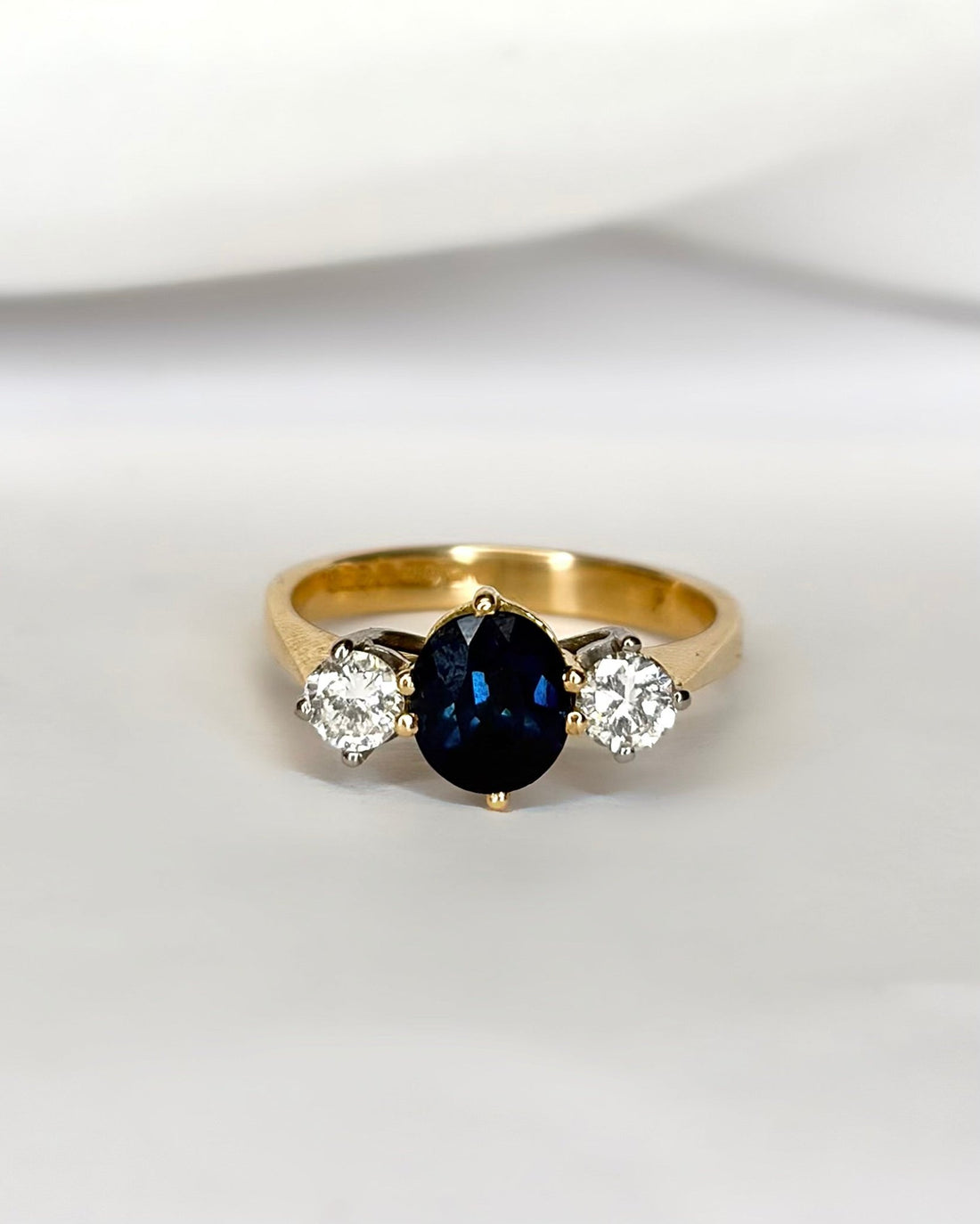 Bague Trilogie Saphir 1.20 carat &amp; Diamants 0.30 carat "Roxane" - Elliade Paris