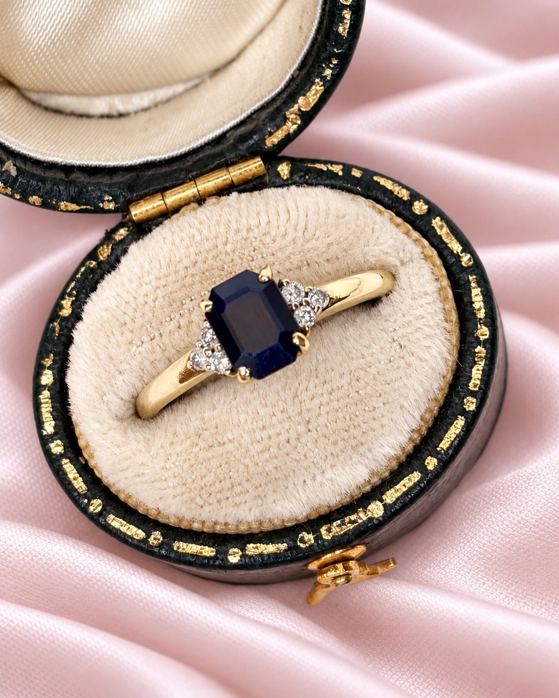 Bague Trilogie Saphir 1.20 carat &amp; Diamants "Louanne" - Elliade Paris