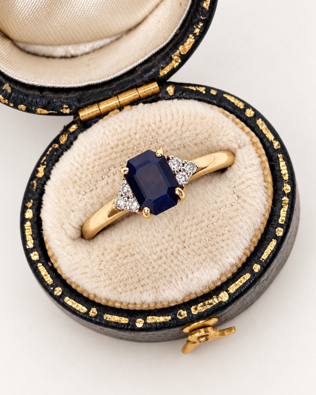 Bague Trilogie Saphir 1.20 carat &amp; Diamants "Louanne" - Elliade Paris