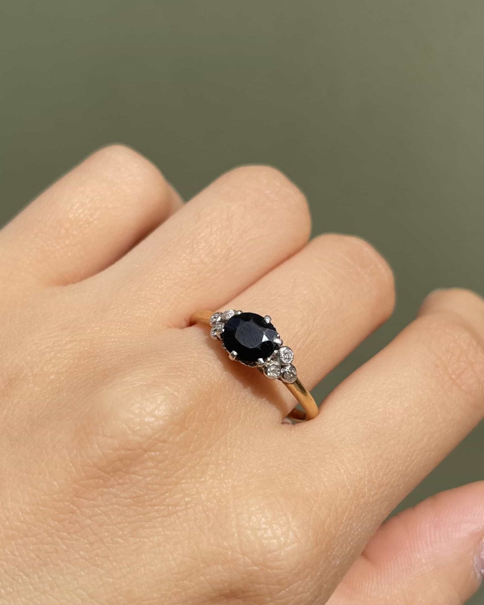 Bague Trilogie Saphir 1.20 carat &amp; Diamants "Maélia" - Elliade Paris