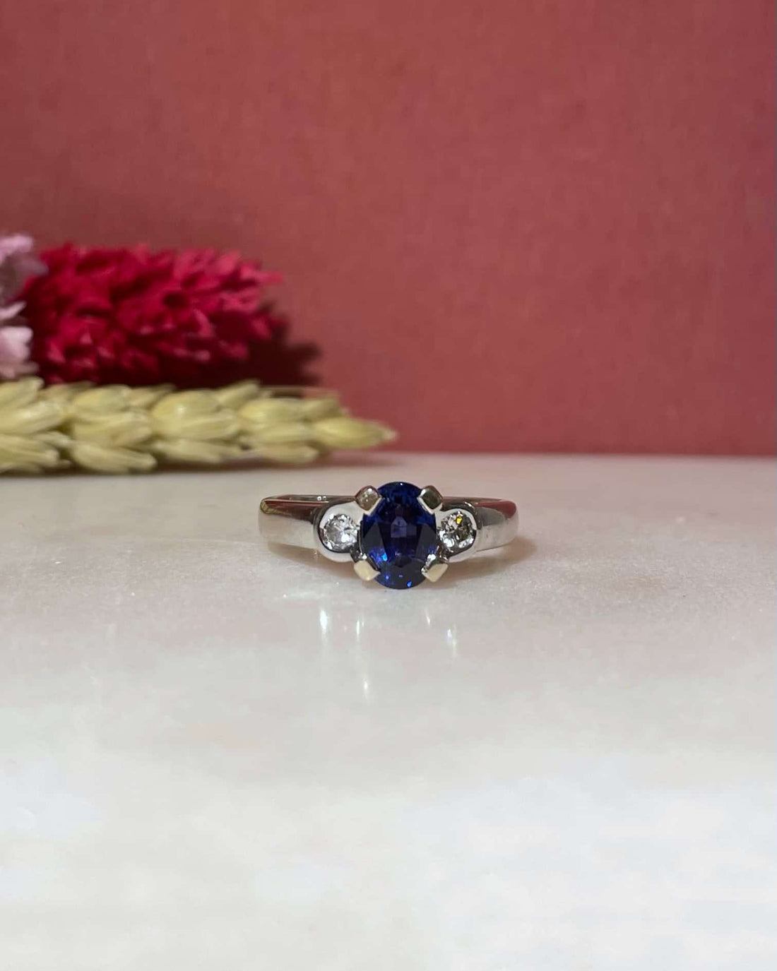 Bague Trilogie Saphir 1.25 carat &amp; Diamants &quot;Poppy&quot; - Elliade Paris