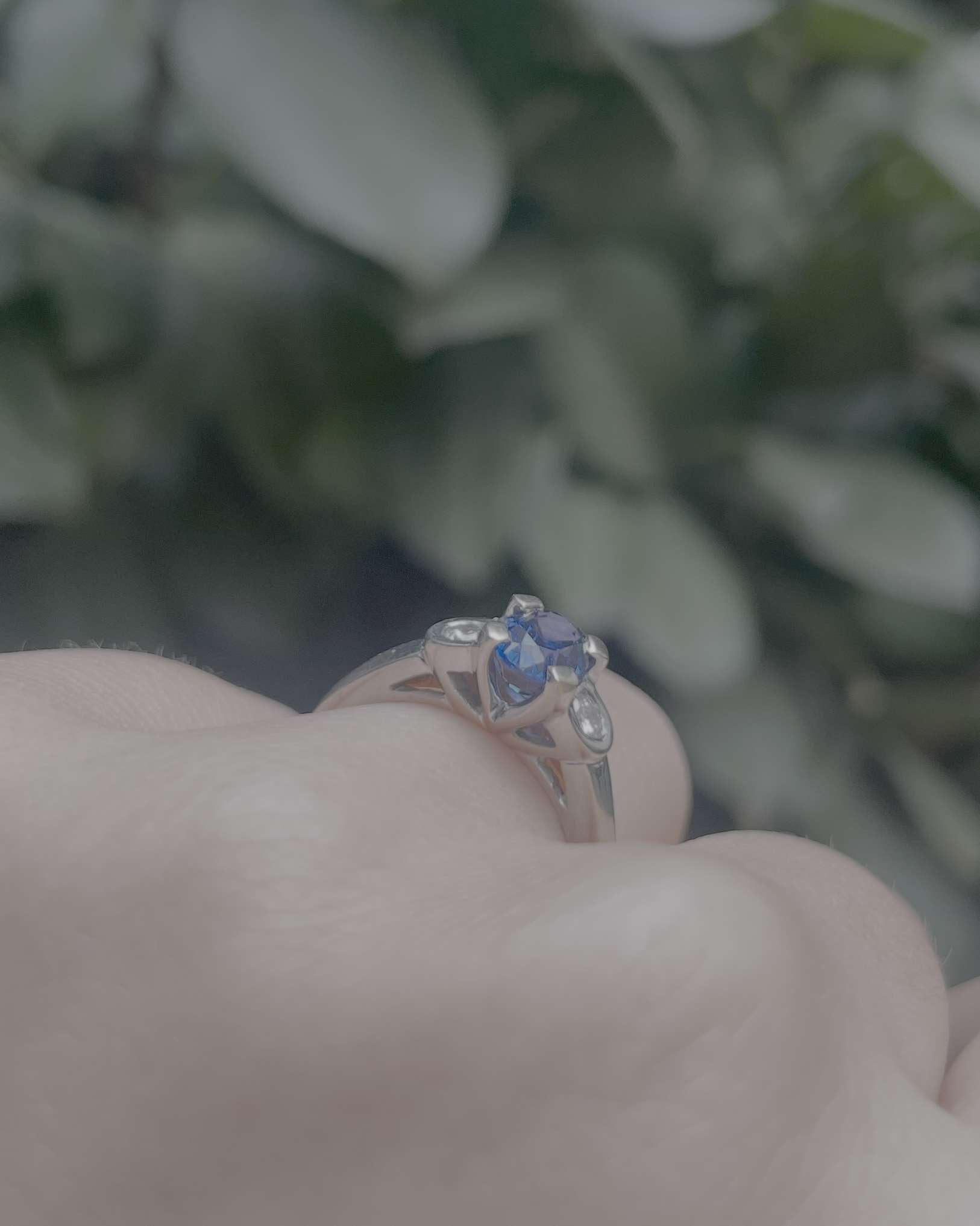 Bague Trilogie Saphir 1.25 carat &amp; Diamants "Poppy" - Elliade Paris