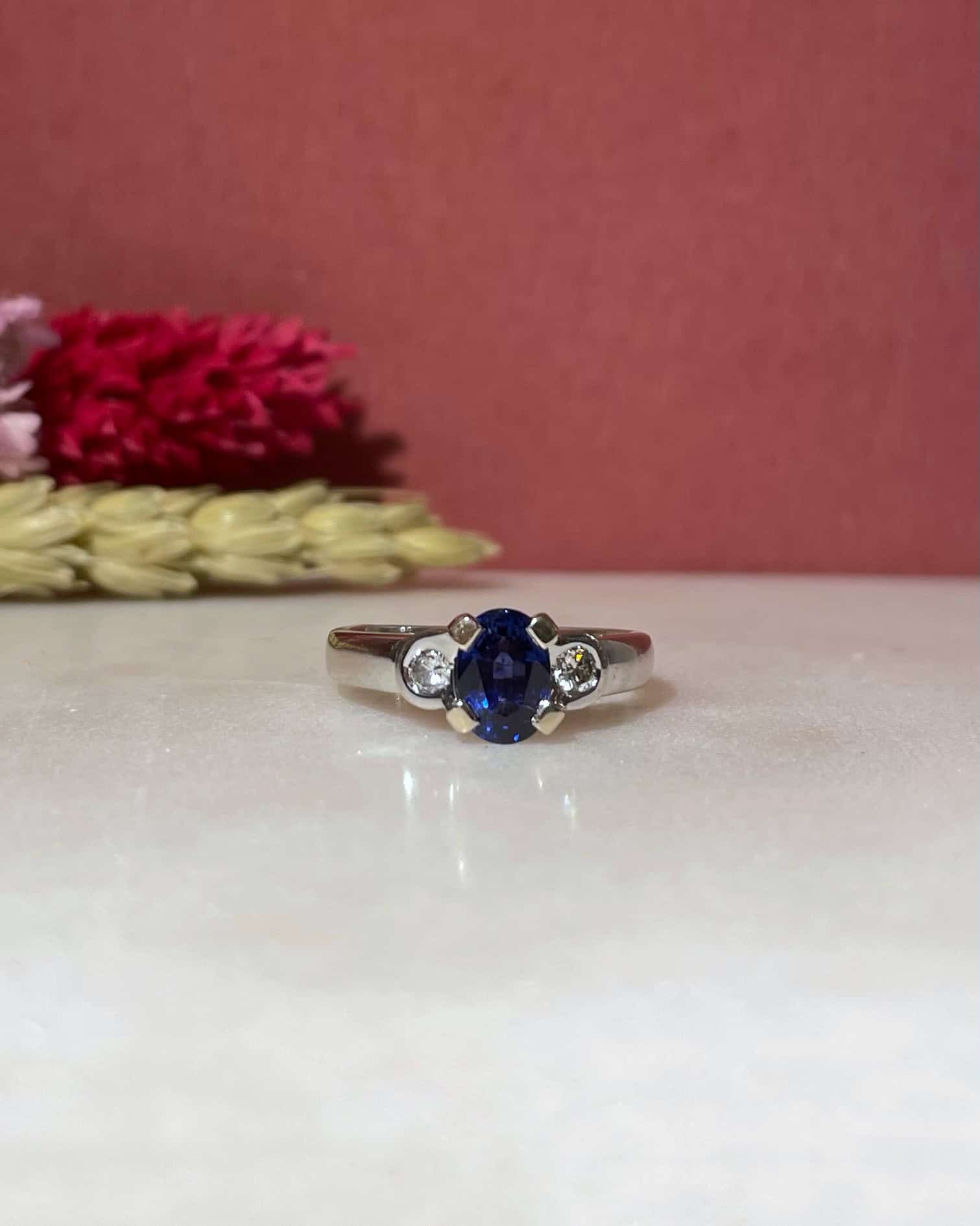 Bague Trilogie Saphir 1.25 carat &amp; Diamants "Poppy" - Elliade Paris