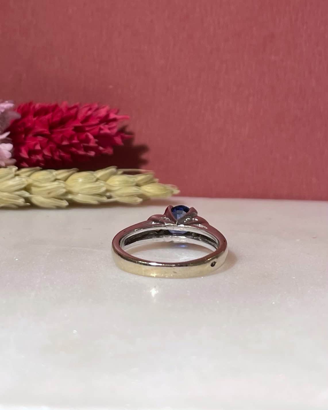 Bague Trilogie Saphir 1.25 carat &amp; Diamants "Poppy" - Elliade Paris