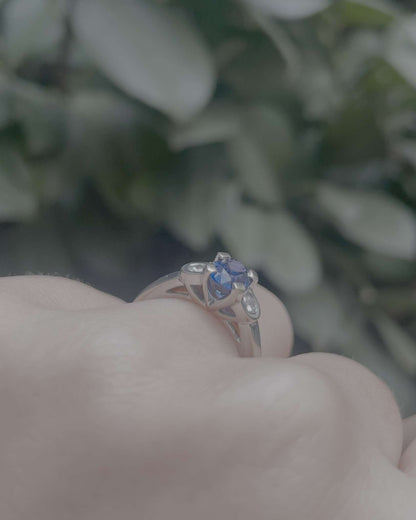 Bague Trilogie Saphir 1.25 carat &amp; Diamants &quot;Poppy&quot; - Elliade Paris