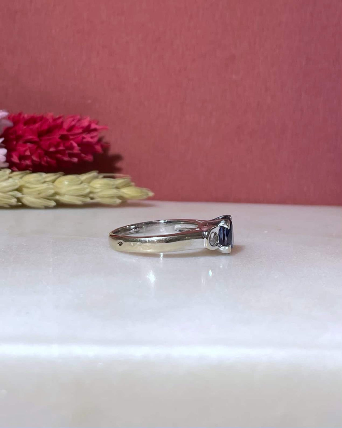 Bague Trilogie Saphir 1.25 carat &amp; Diamants &quot;Poppy&quot; - Elliade Paris