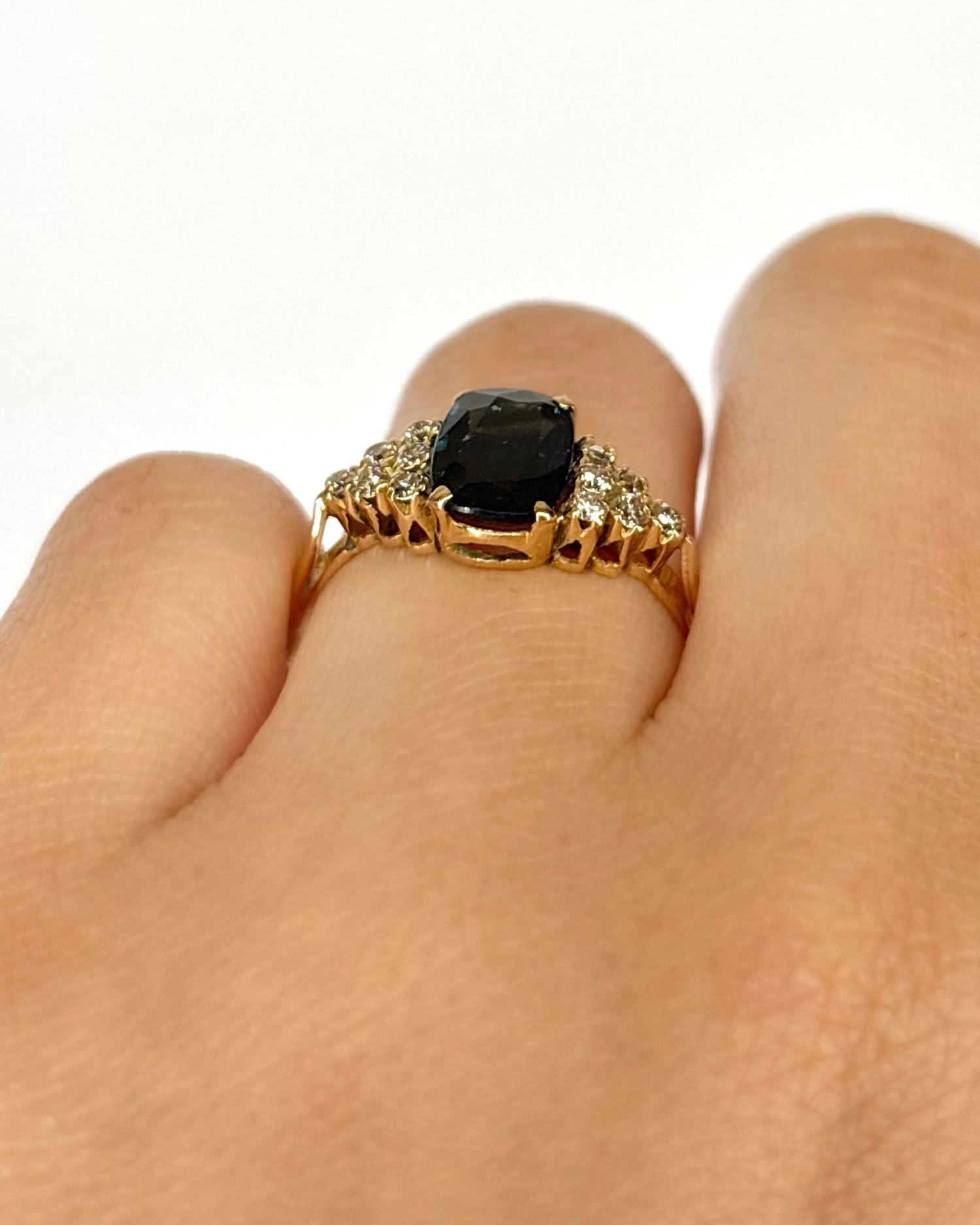 Bague Trilogie Saphir 1.30 carat &amp; Diamants "Vadia" - Elliade Paris