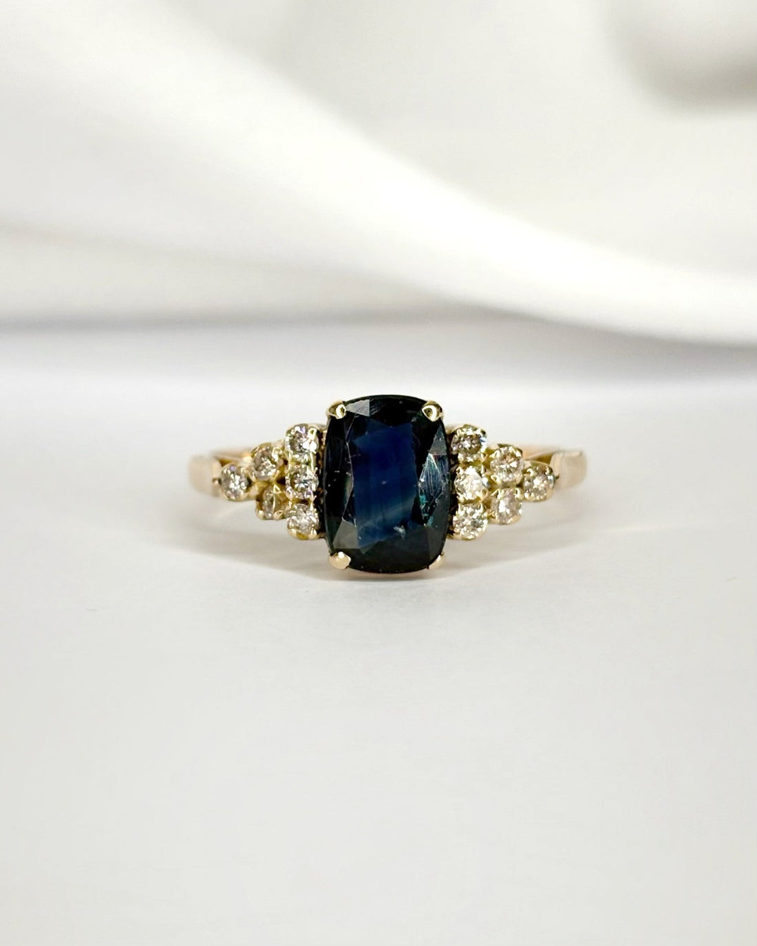 Bague Trilogie Saphir 1.30 carat &amp; Diamants "Vadia" - Elliade Paris