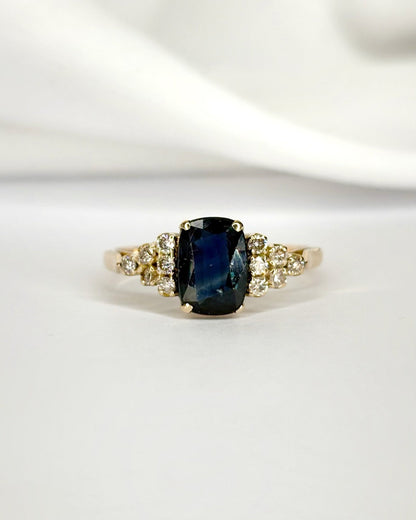 Bague Trilogie Saphir 1.30 carat &amp; Diamants "Vadia" - Elliade Paris