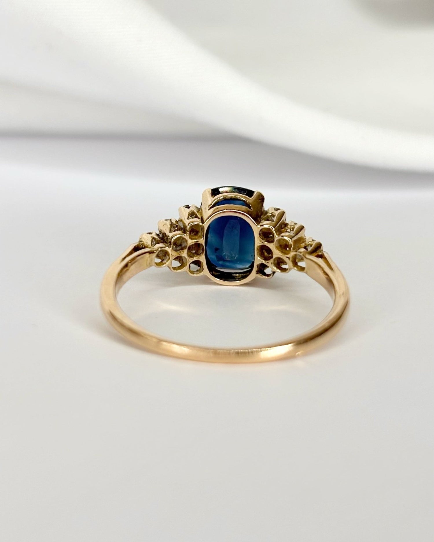 Bague Trilogie Saphir 1.30 carat &amp; Diamants "Vadia" - Elliade Paris