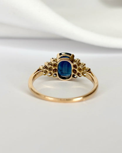 Bague Trilogie Saphir 1.30 carat &amp; Diamants "Vadia" - Elliade Paris