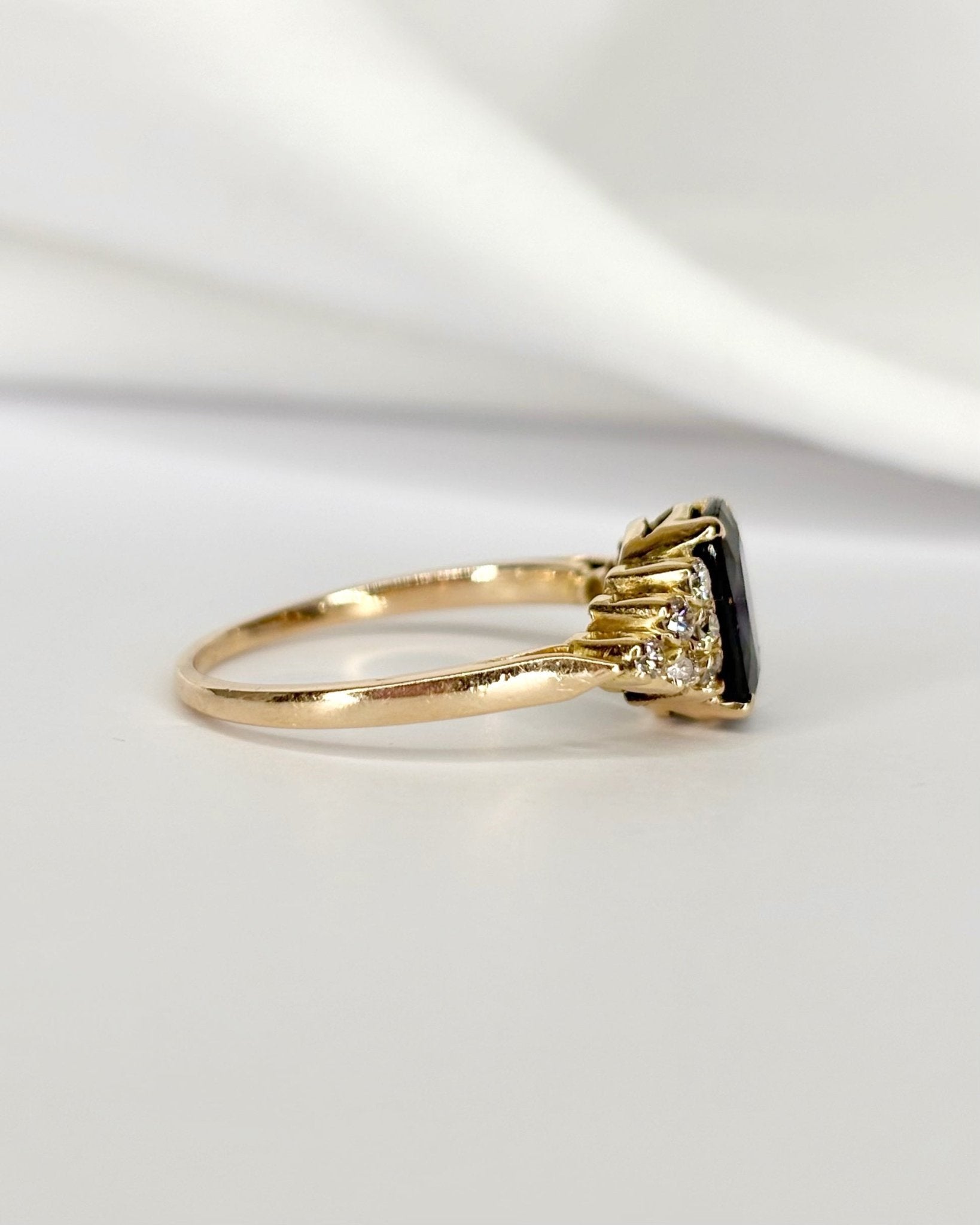 Bague Trilogie Saphir 1.30 carat &amp; Diamants "Vadia" - Elliade Paris