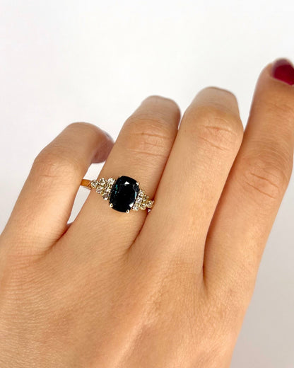 Bague Trilogie Saphir 1.30 carat &amp; Diamants "Vadia" - Elliade Paris