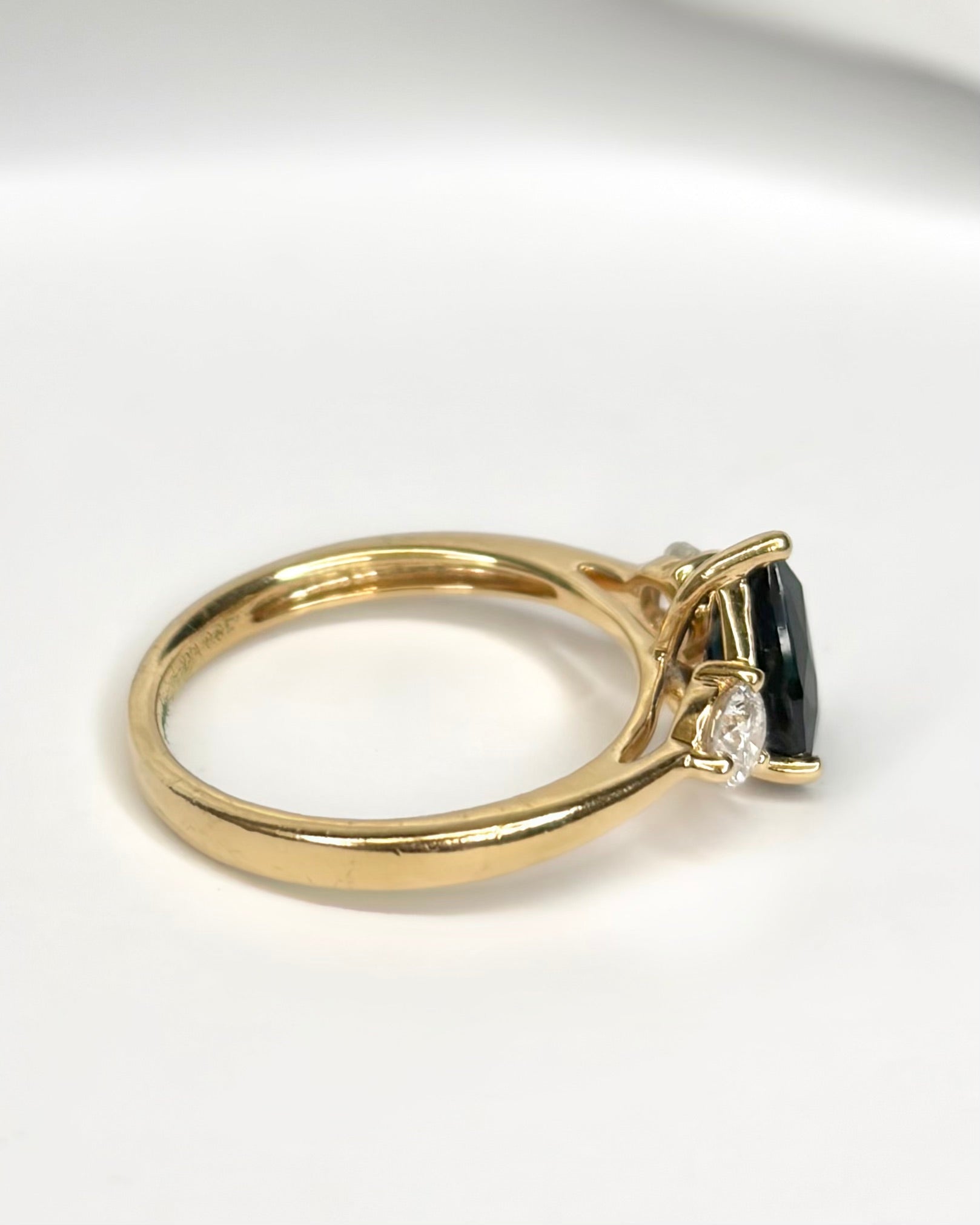 Bague Trilogie Saphir 1.40 carat &amp; Diamants 0.30 carat "Lou" - Elliade Paris