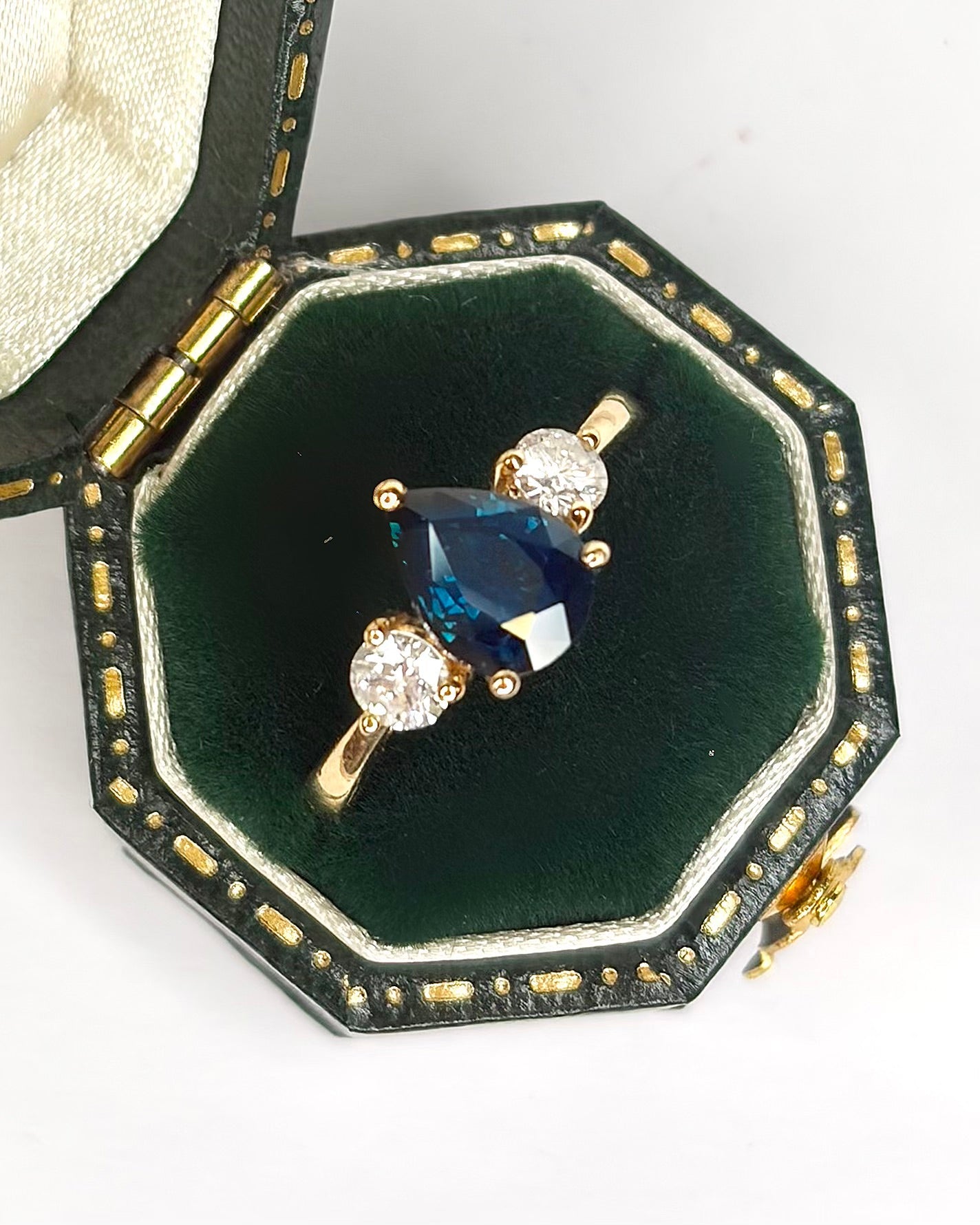 Bague Trilogie Saphir 1.40 carat &amp; Diamants 0.30 carat "Lou" - Elliade Paris