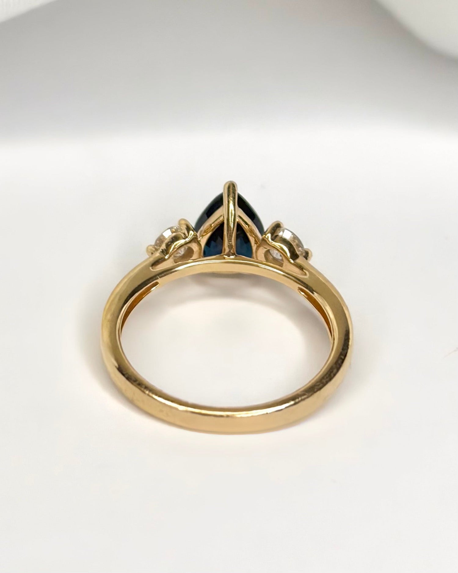 Bague Trilogie Saphir 1.40 carat &amp; Diamants 0.30 carat "Lou" - Elliade Paris