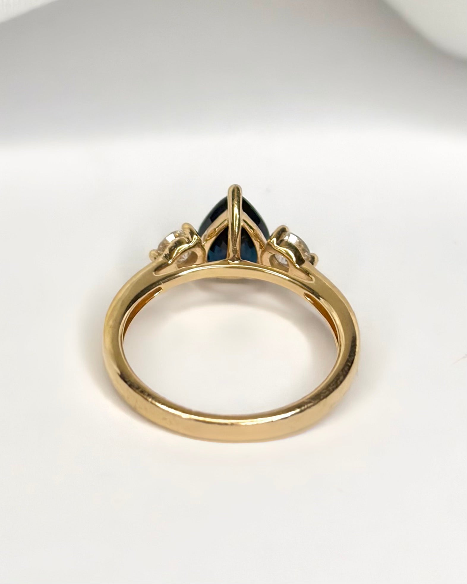 Bague Trilogie Saphir 1.40 carat &amp; Diamants 0.30 carat "Lou" - Elliade Paris
