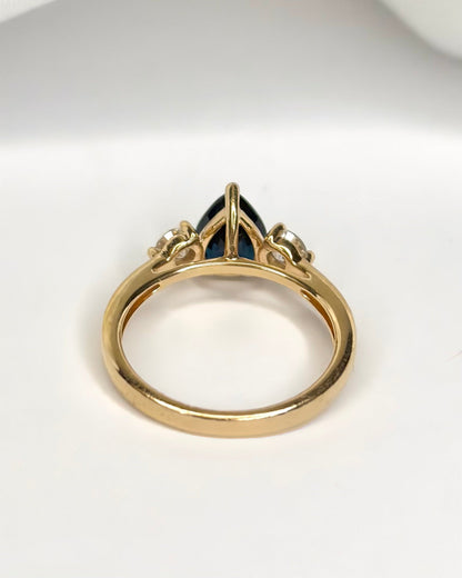 Bague Trilogie Saphir 1.40 carat &amp; Diamants 0.30 carat "Lou" - Elliade Paris