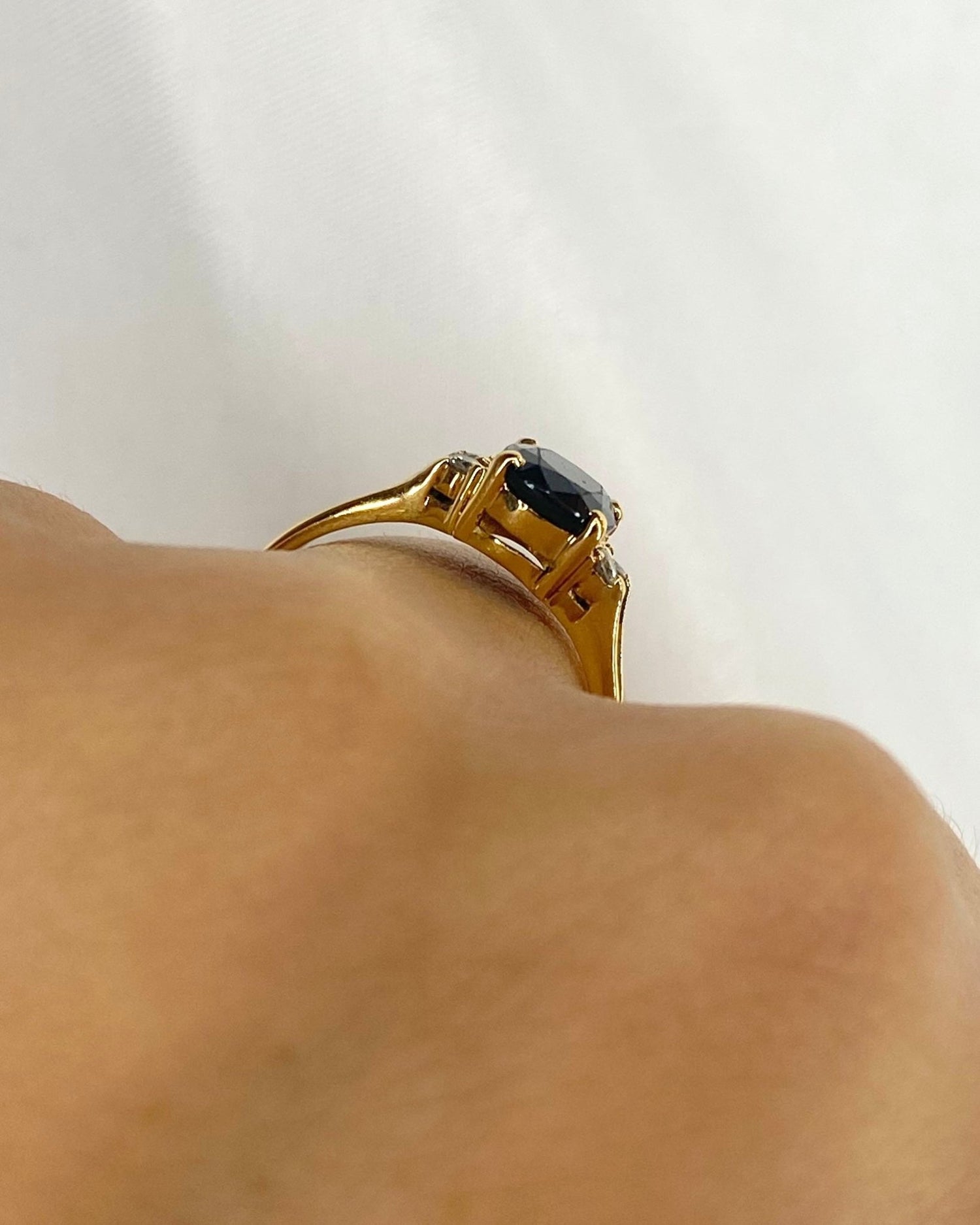 Bague Trilogie Saphir 1.45 carat &amp; Diamants "Léonie" - Elliade Paris