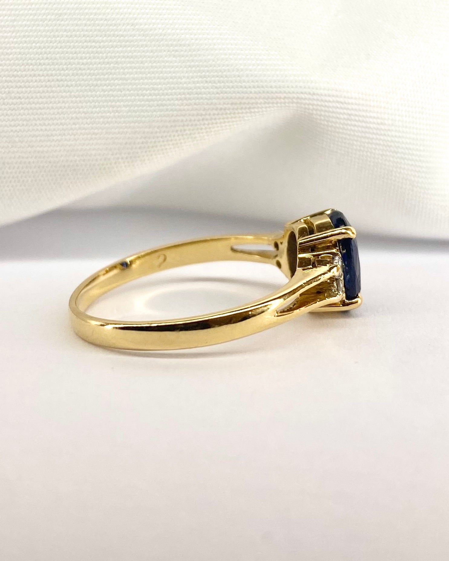 Bague Trilogie Saphir 1.45 carat &amp; Diamants "Léonie" - Elliade Paris