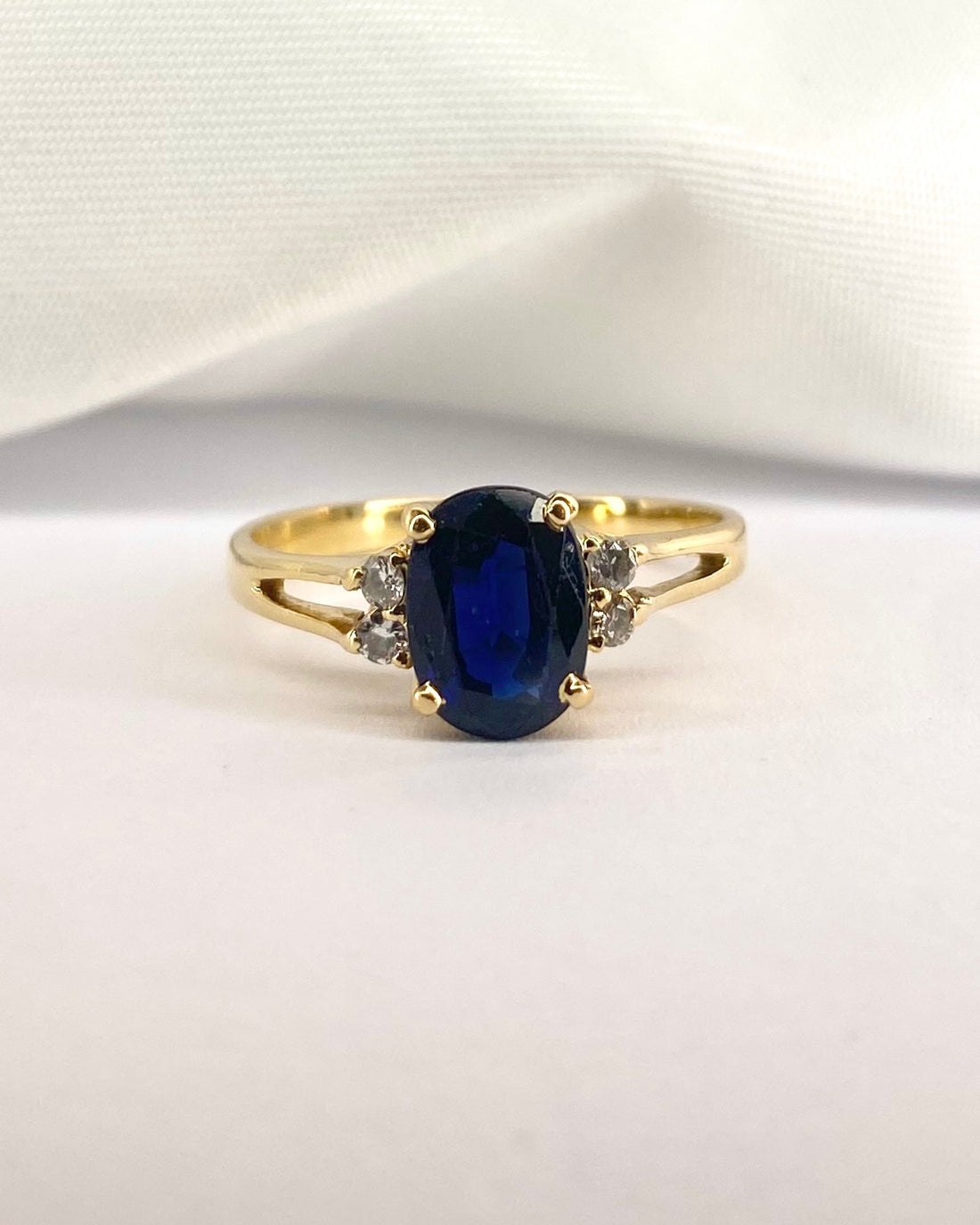 Bague Trilogie Saphir 1.45 carat &amp; Diamants "Léonie" - Elliade Paris