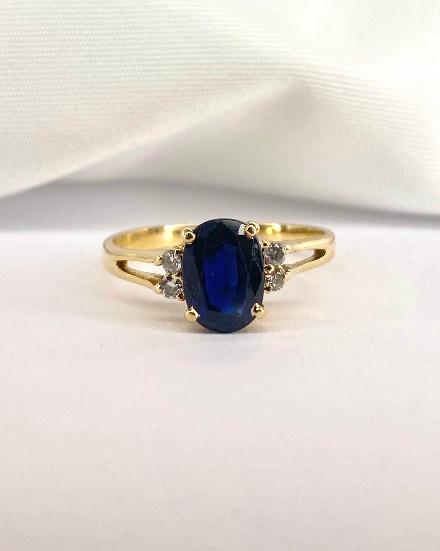 Bague Trilogie Saphir 1.45 carat &amp; Diamants "Léonie" - Elliade Paris