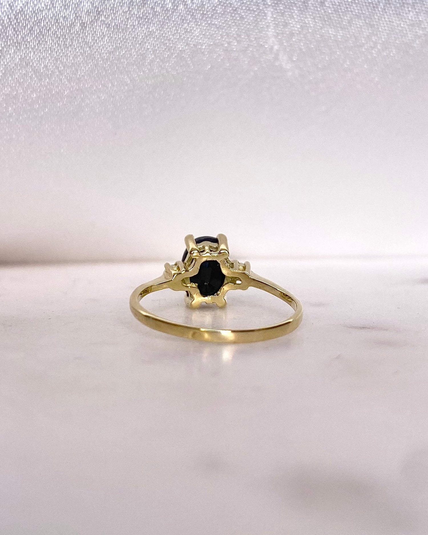 Bague Trilogie Saphir 1.50 carat &amp; Diamants “Calypso” - Elliade Paris